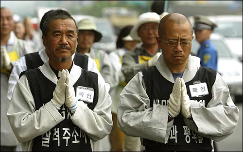 승려 수경이 "조계종단이 세속화되고 있다"며 자정기구 설치 등을 주장해 불교계에 적잖은 논쟁이 일고 있다.(사진은 지난 2003년 문규현 신부와 함께 삼보일배를 하고 있는 수경) 